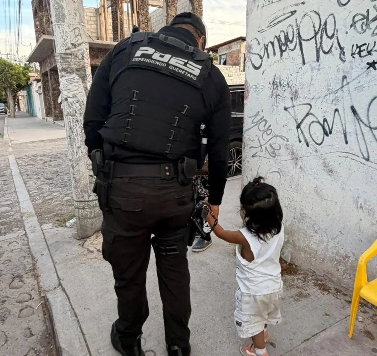 Ciudadanos alertaron a la Policía Estatal, quienes actuaron rápidamente para reunificar a la menor con su madre.