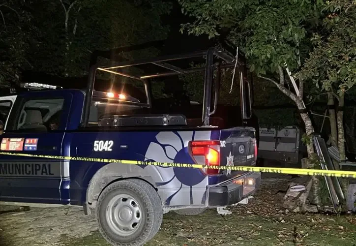 Autoridades investigan el hallazgo de un cuerpo en un vehículo abandonado en un camino de terracería.