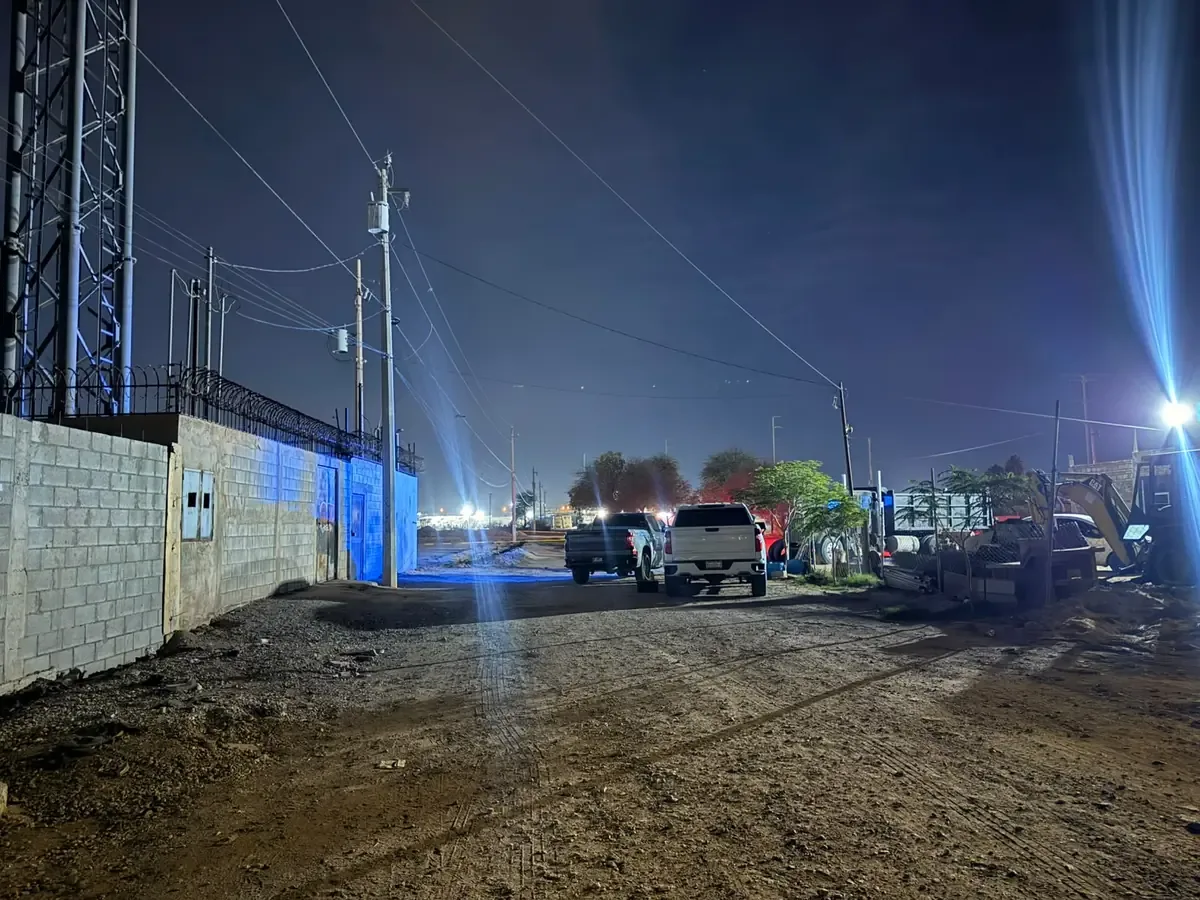 Un cadaver calcinado fue descubierto tras un incendio vehicular en la colonia 5 de Julio, generando preocupación en la comunidad.