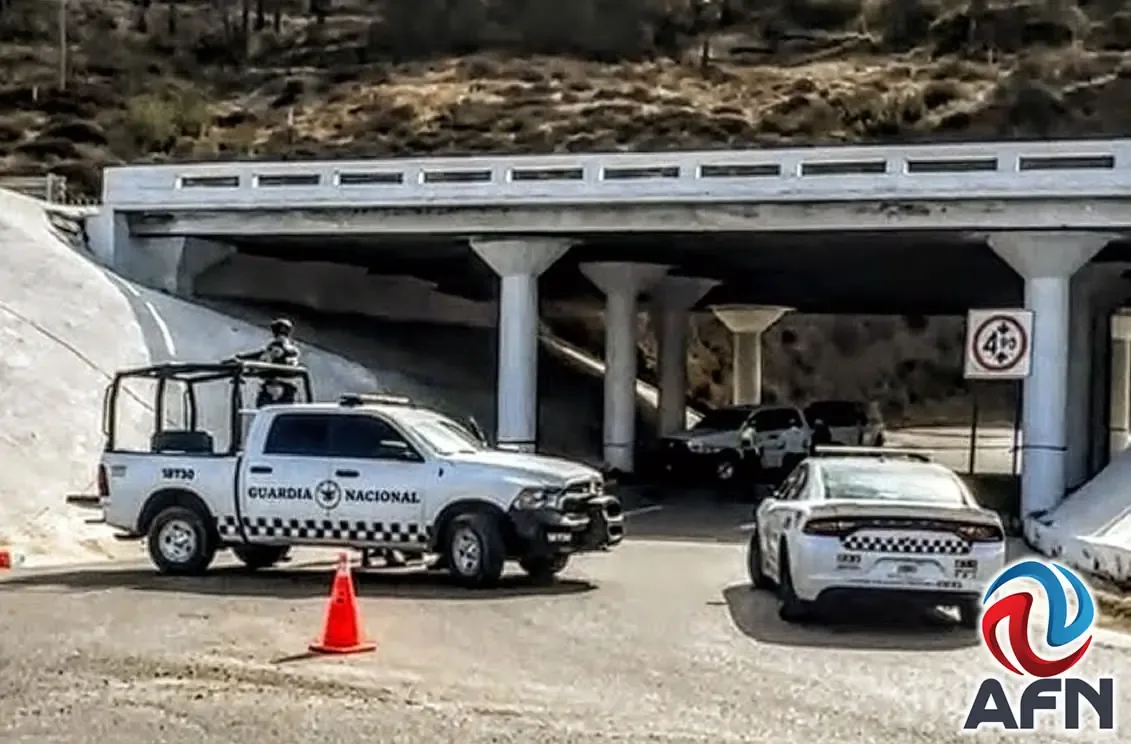 Un hombre fue localizado con señales de violencia bajo un puente, y las autoridades investigan el caso.