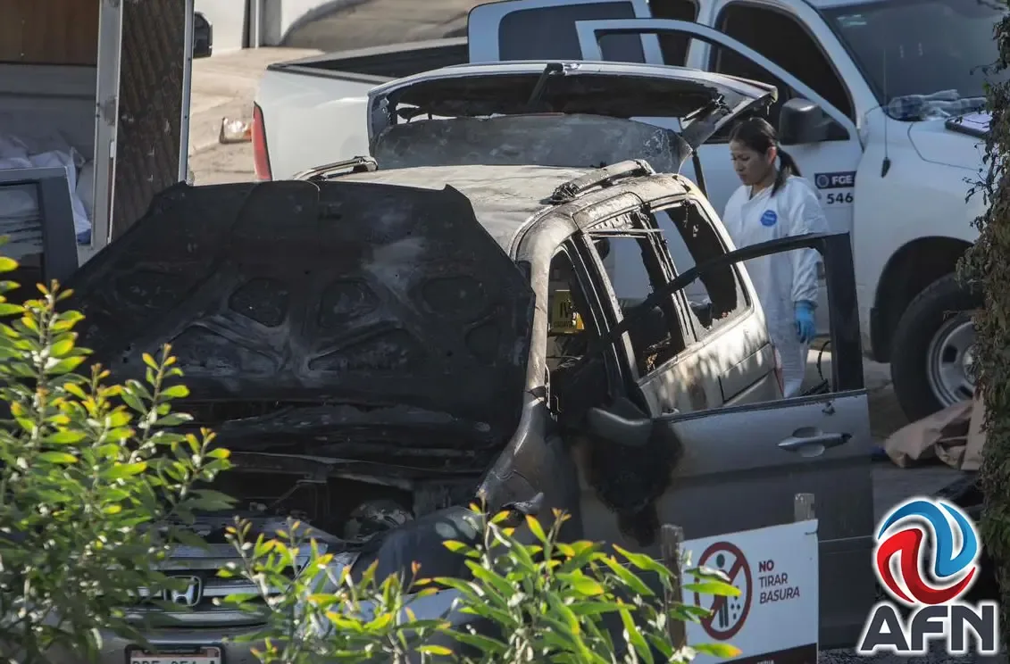 Encuentran cuatro cuerpos calcinados en camioneta en Tijuana.