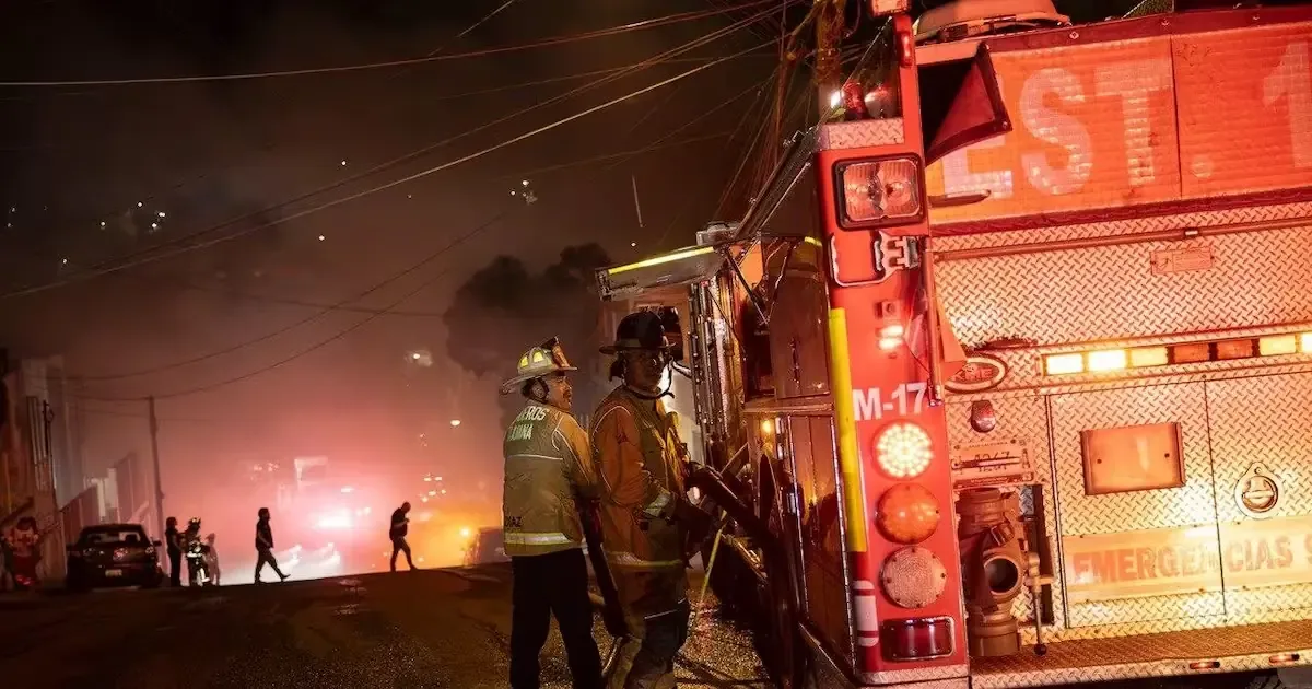 El incidente se registró en la colonia Empleado Postal, donde las autoridades investigan las causas del siniestro.