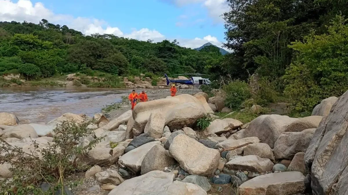 La familia estaba atrapada en su hogar cuando el arroyo se desbordó tras intensas lluvias.