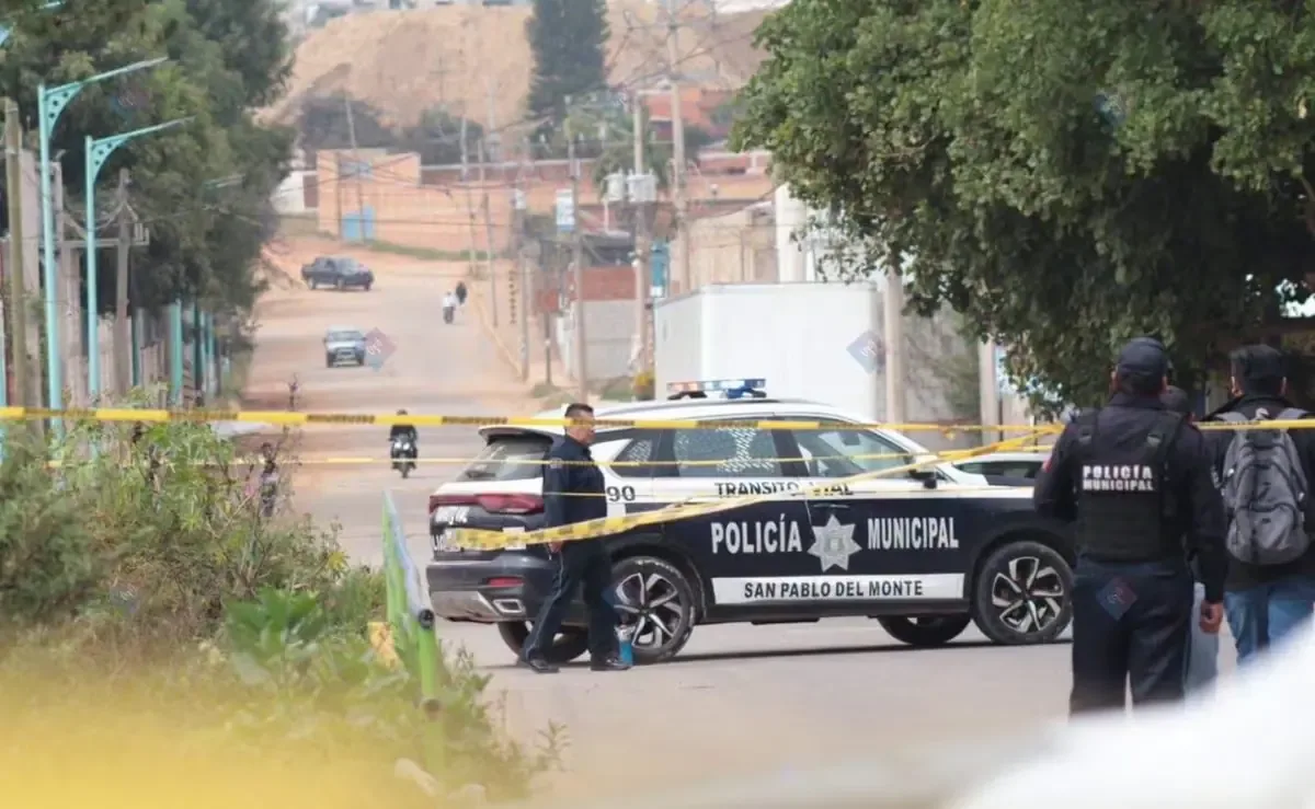 Un torso y un brazo fueron encontrados en un arroyo; la Fiscalía investiga un posible homicidio.