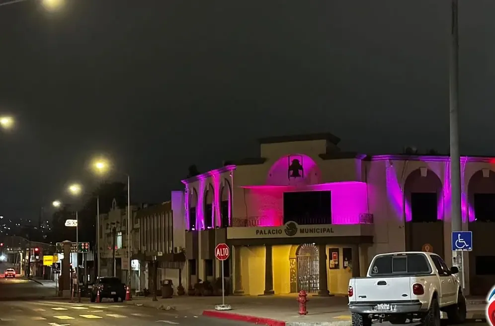 El hallazgo se realizó en el estacionamiento destinado al alcalde de la ciudad, generando conmoción en la comunidad.