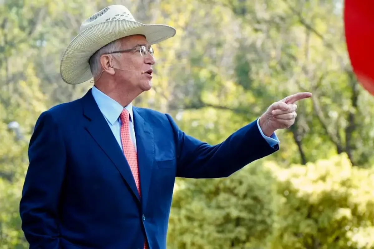 Encuesta revela que Salinas Pliego lidera entre ciudadanos sin partido con un amplio margen.
