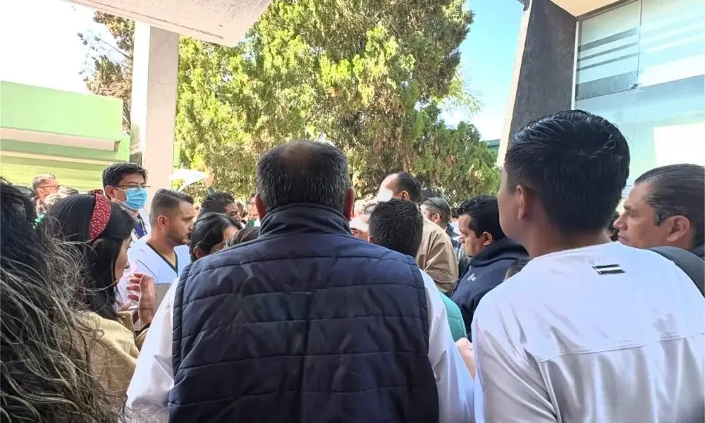 Enfermeros del IMSS durante la manifestación en Querétaro exigiendo justicia.