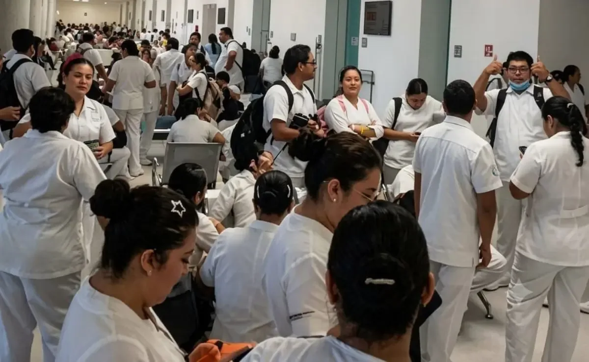 Enfermeros del Hospital Agustín O’Horán de Yucatán paralizan servicios por falta de pago y condiciones laborales precarias.