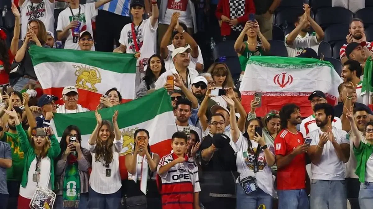 La diversidad de opiniones entre aficionados contemporiza el conflicto político en el partido inaugural contra Nueva Zelanda.