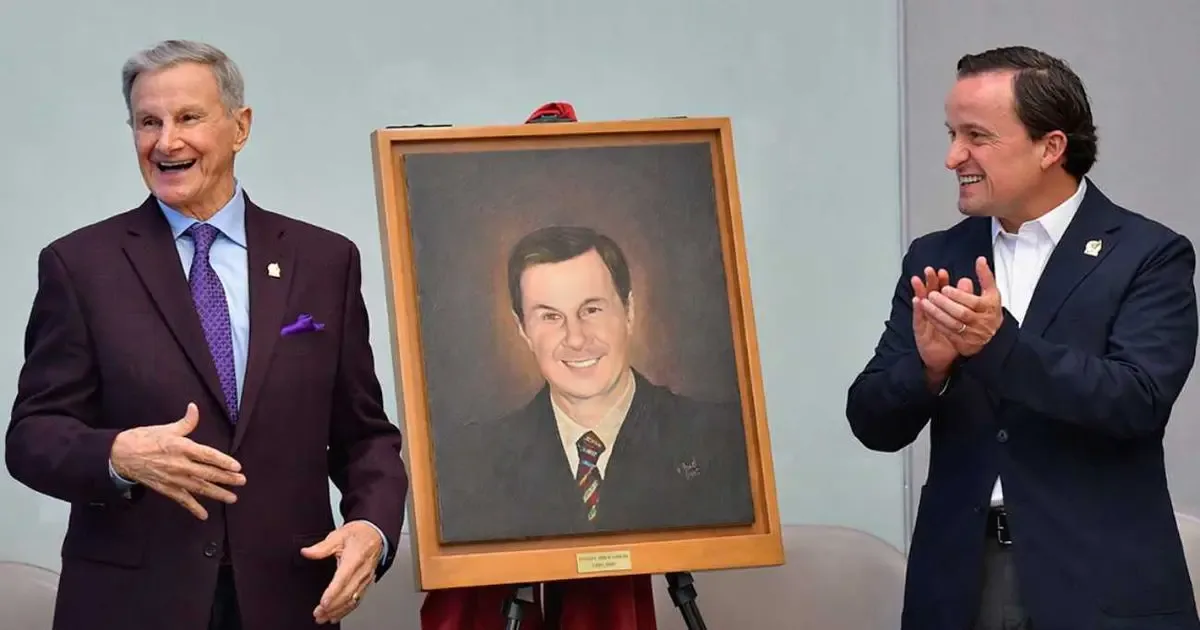 Enrique Borja durante la ceremonia de homenaje en Toluca.