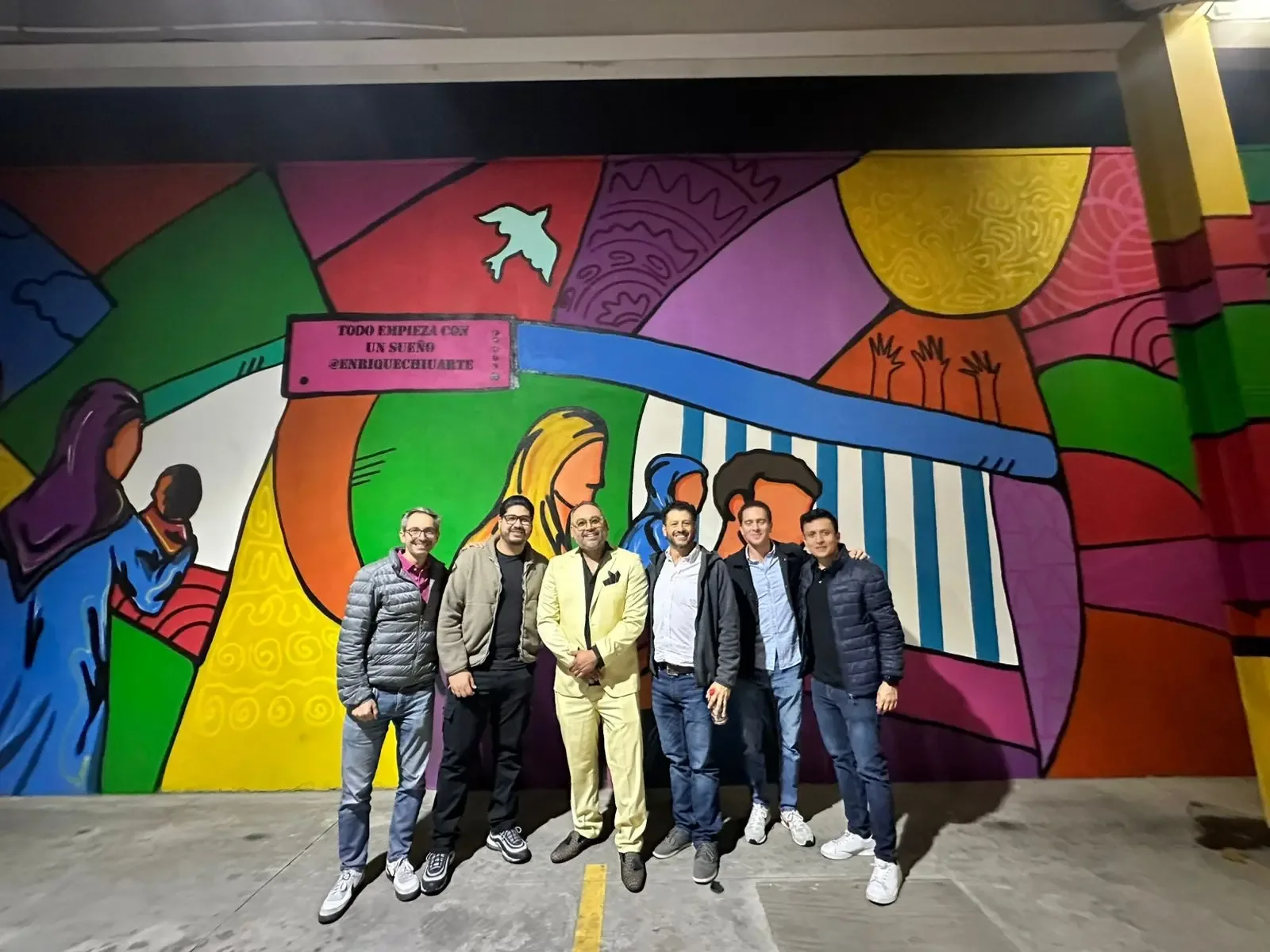 Enrique Chiu en la inauguración del mural en Tijuana, un símbolo de paz.