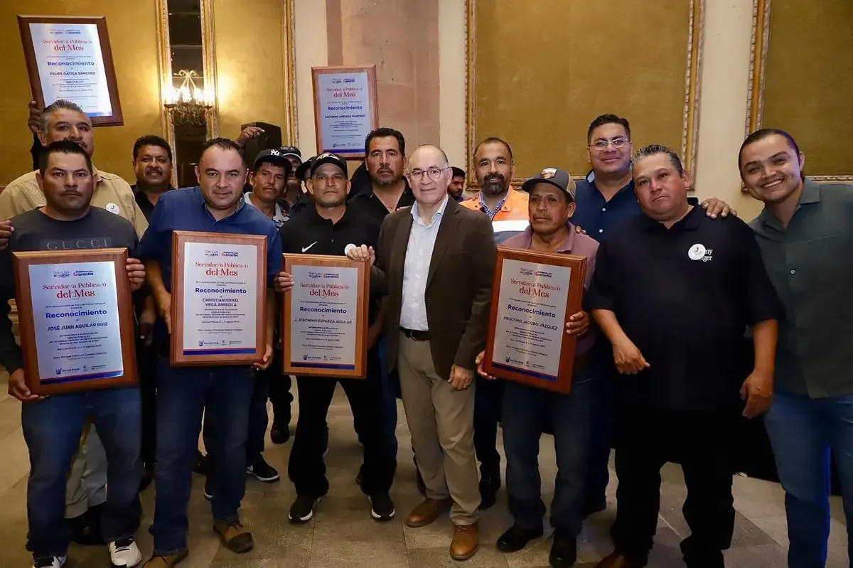 La ceremonia destacó a operativos por su desempeño y antigüedad en el servicio público.