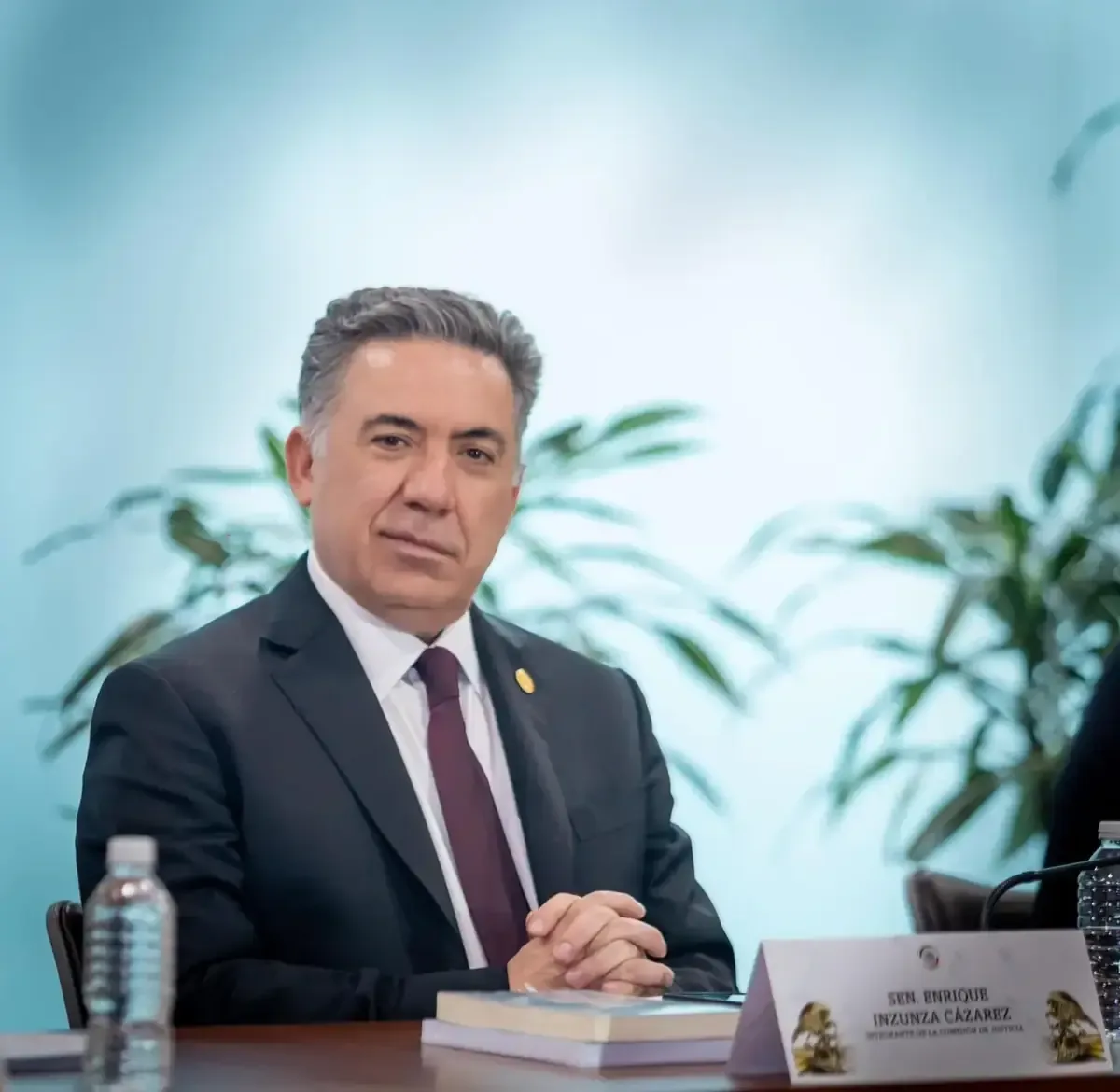 La decisión del senador se da en medio de acusaciones y presiones de su partido sobre su situación legal.