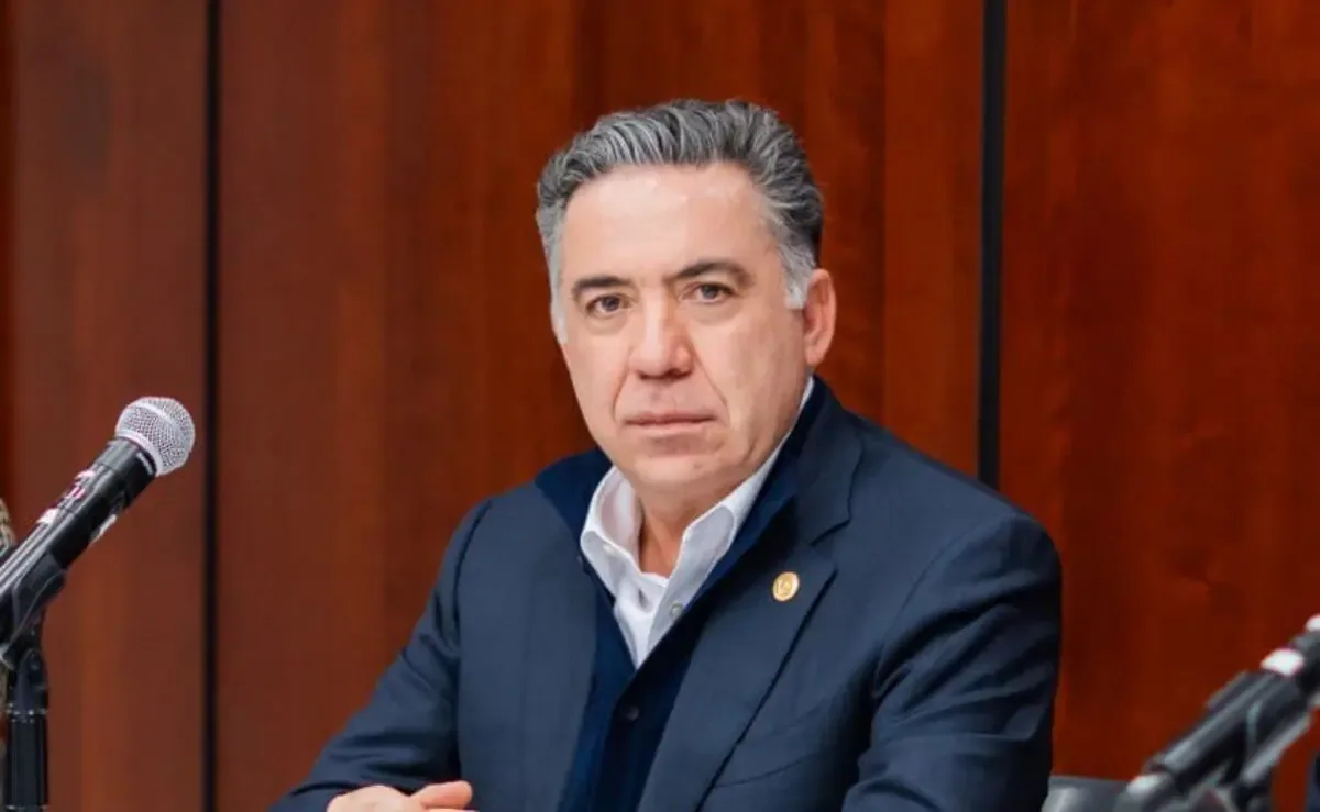 El senador sin partido resalta la importancia de la honestidad política en medio de controversias.