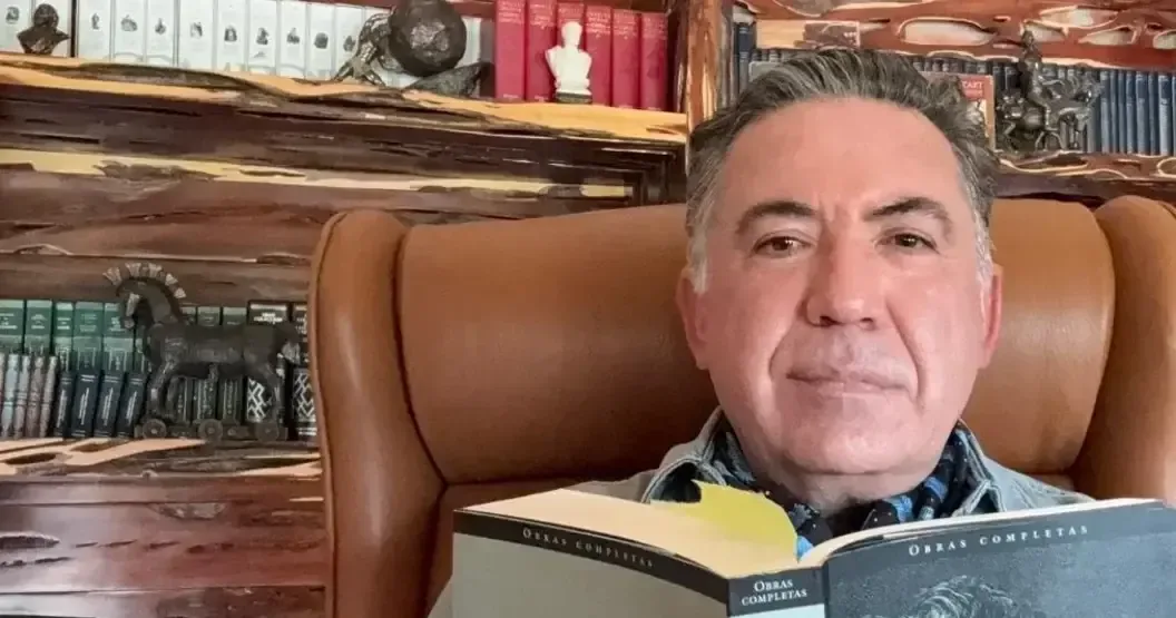 El senador de Sinaloa comparte un mensaje en redes sociales tras acusaciones de vínculos con el crimen organizado.