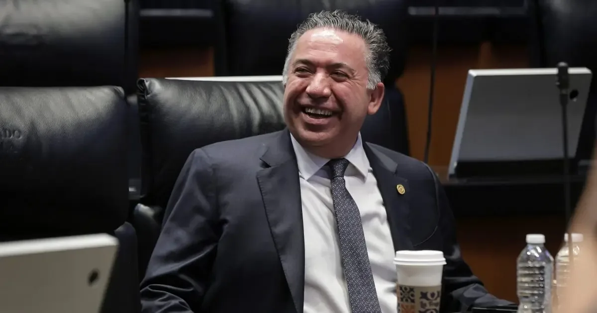 A pesar de las acusaciones de vínculos con el narcotráfico, el senador reafirma su compromiso legislativo.