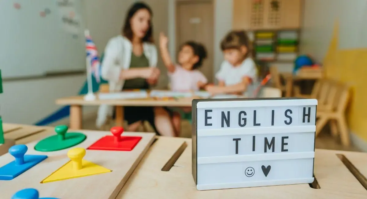 Enseñar inglés desde edades tempranas mejora el desarrollo educativo y laboral de los jóvenes.