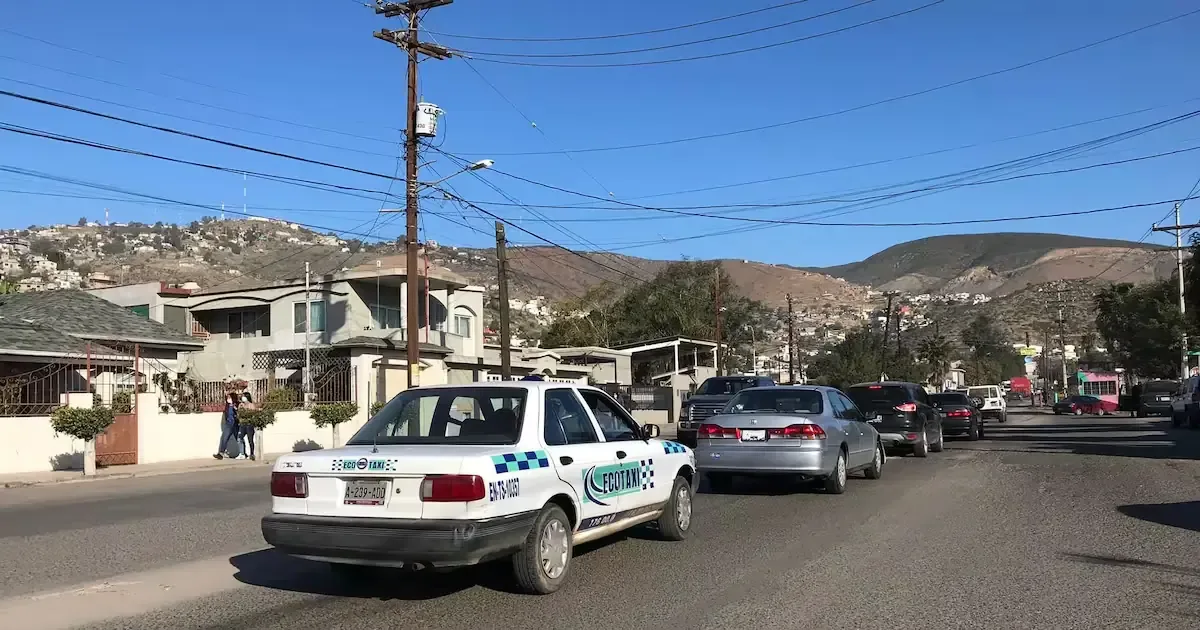 La falta de mejoras en la infraestructura vial genera problemas de tráfico en Ensenada, afectando a los ciudadanos.