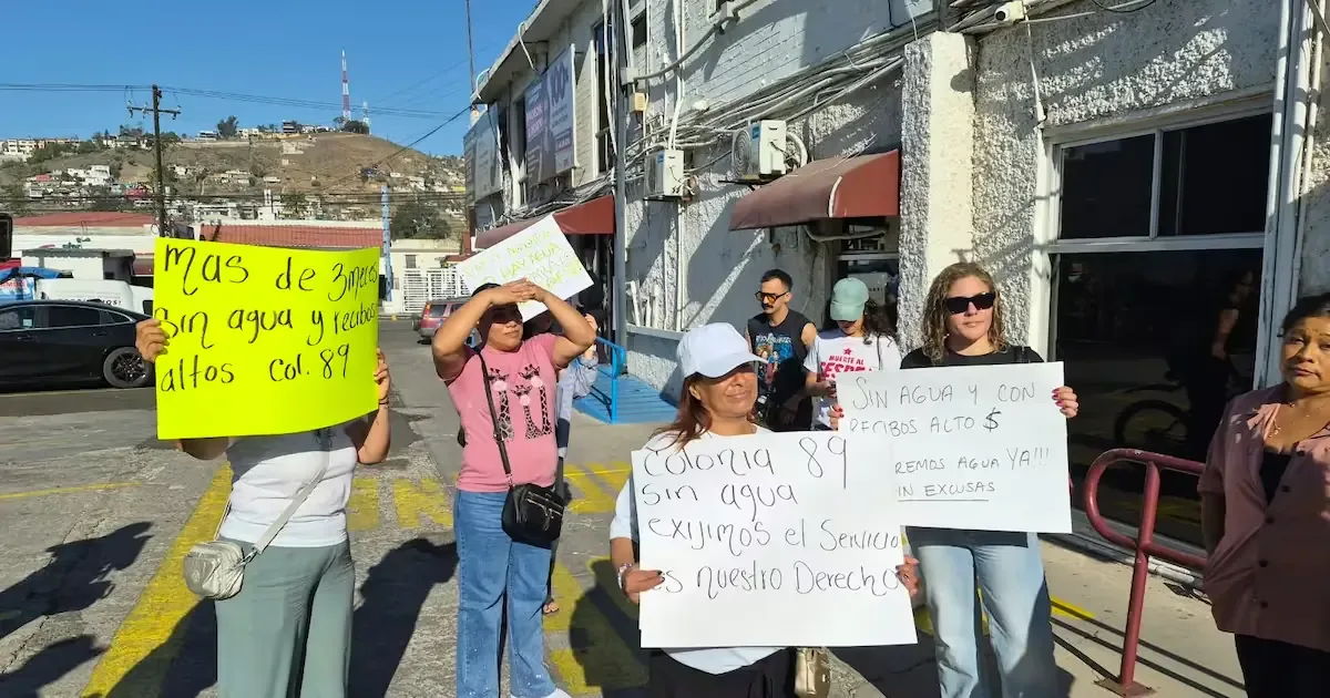 Habitantes de Ensenada denuncian cobros excesivos mientras enfrentan cortes de agua prolongados.