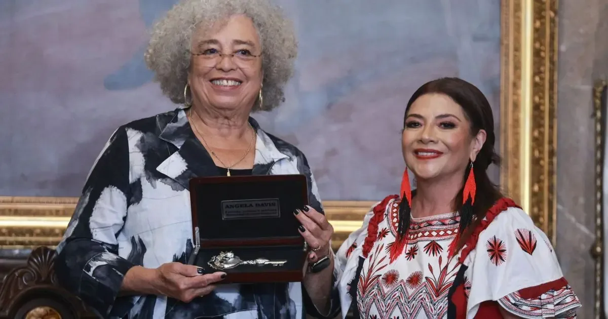 La jefa de Gobierno, Clara Brugada, reconoce el legado de Angela Davis en la lucha por los derechos humanos y el feminismo.