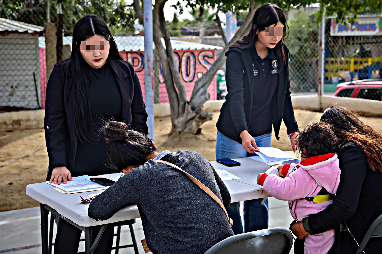 Entrega de apoyos a madres jóvenes en el parque Lomas de Guaymitas, Los Cabos.