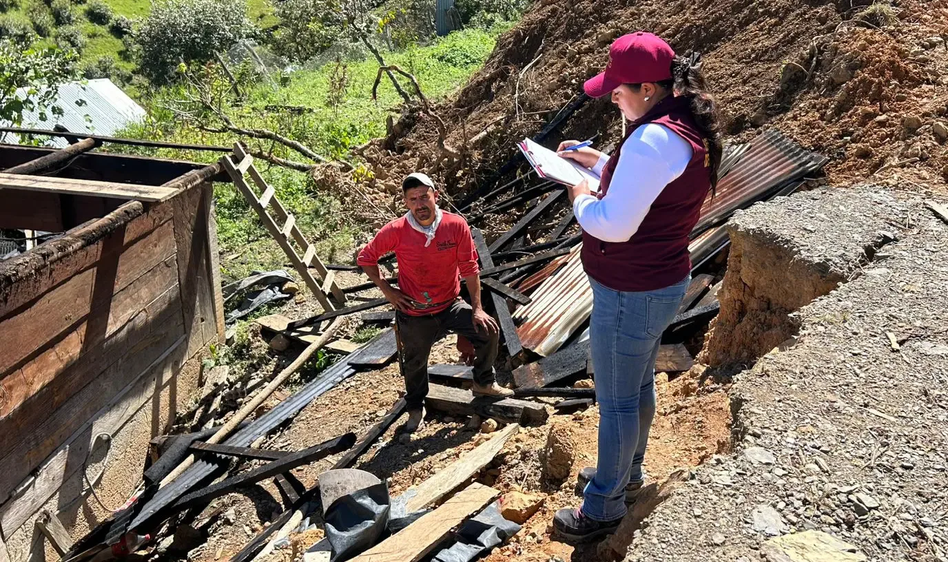 Entrega de apoyos económicos a familias afectadas por lluvias en Hidalgo.