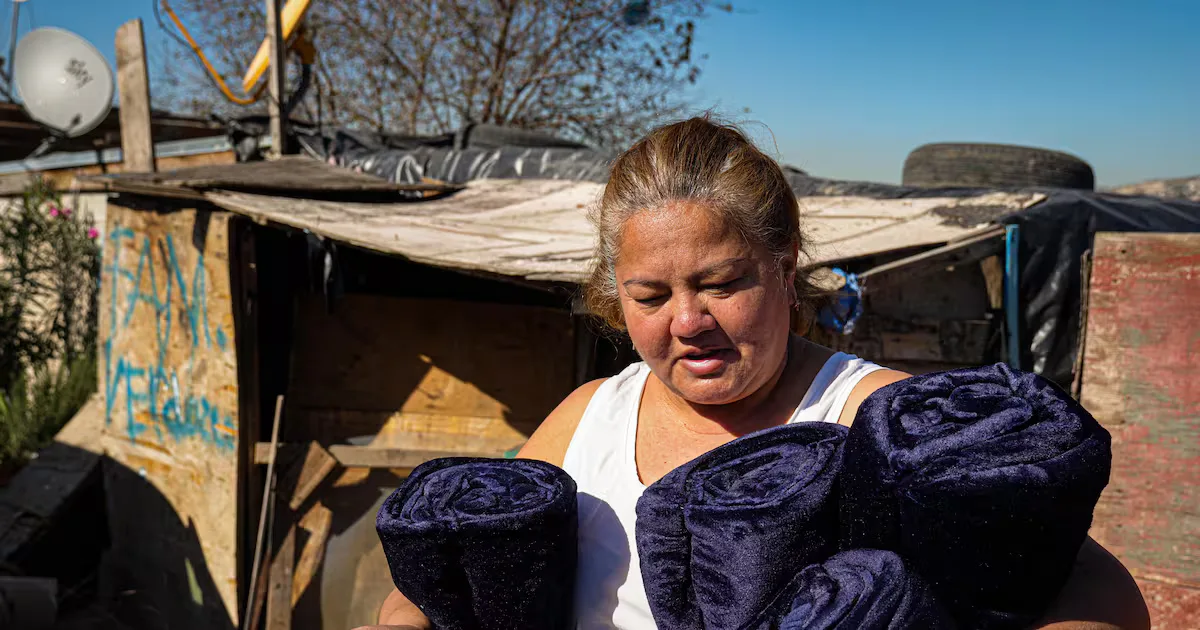 Entrega de cobijas a familias vulnerables en Tijuana durante el Cobertón 2025.