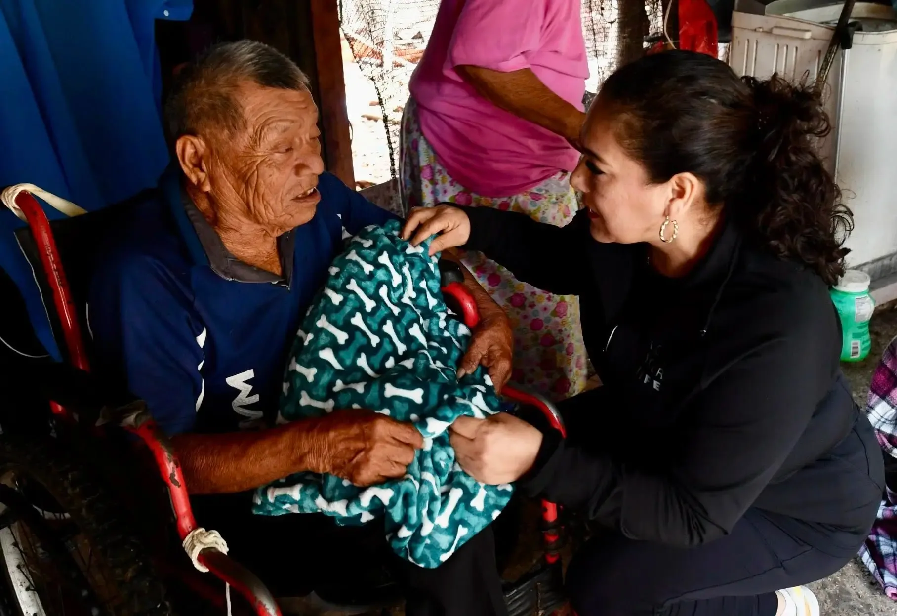 Entrega de cobijas y alimentos a familias en Felipe Carrillo Puerto.