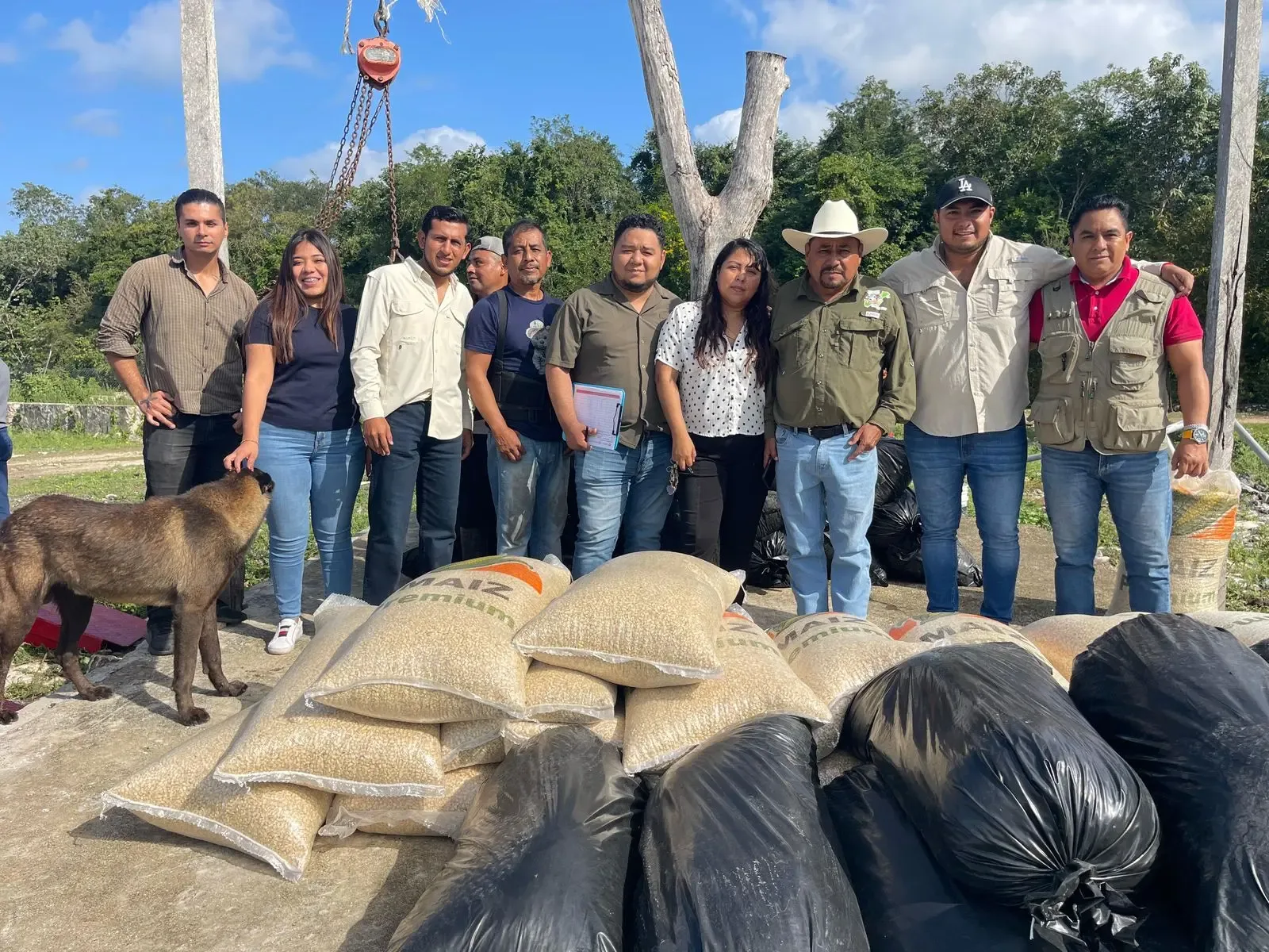 Entrega de forraje por parte de Estefanía Mercado a productores ganaderos.