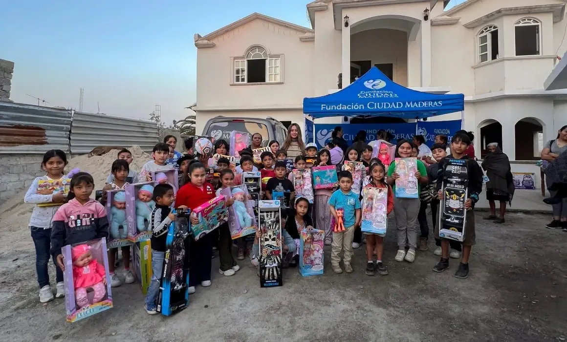 Entrega de juguetes a niños por parte de Fundación Ciudad Maderas en Yucatán.