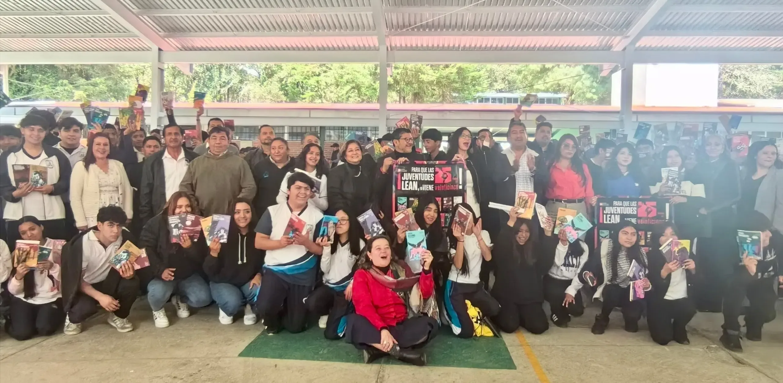 Entrega de libros en el arranque de la estrategia nacional de lectura juvenil.