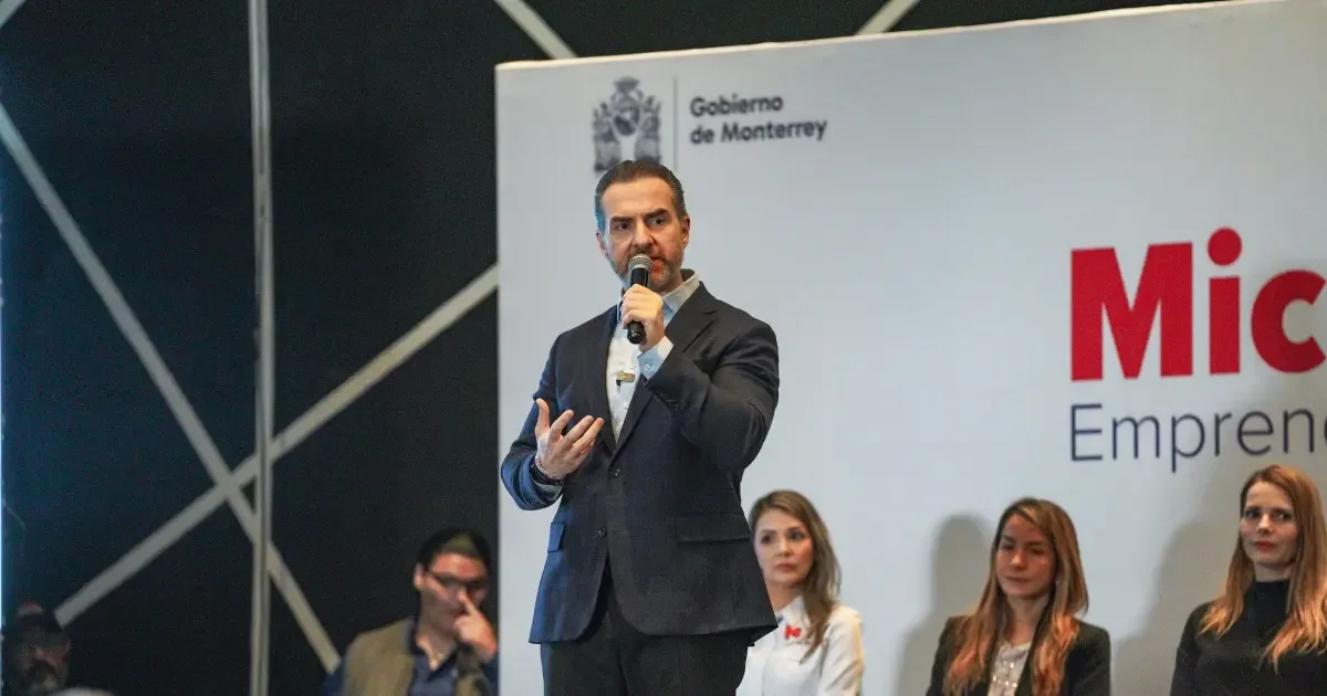 Entrega de microcréditos en Monterrey durante el programa "Emprende y Resuelve".