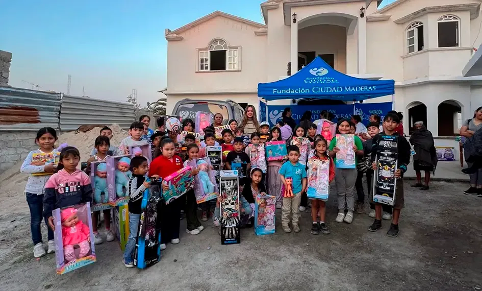 Entrega de regalos de la Fundación Ciudad Maderas en una escuela de Querétaro.