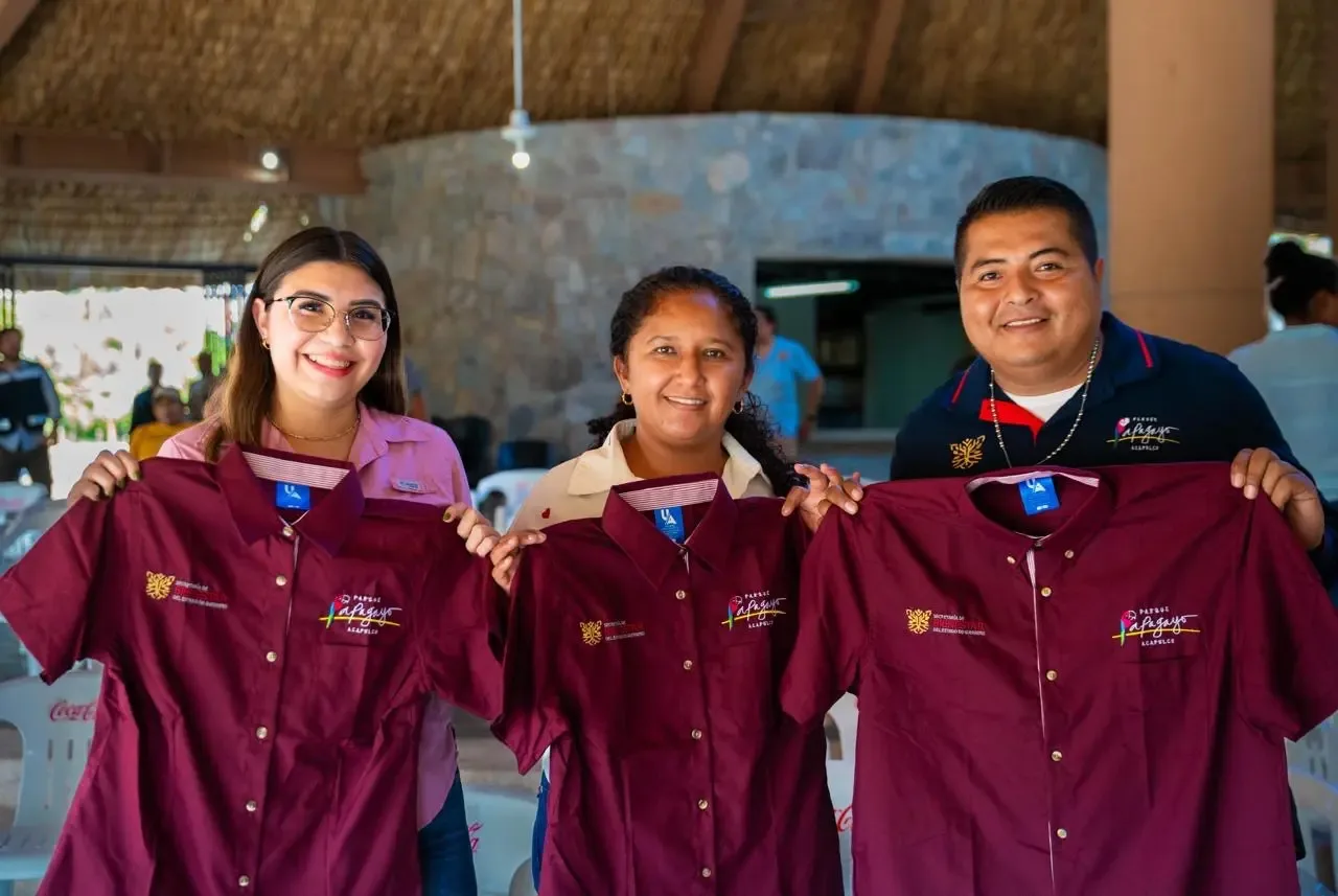Entrega de uniformes a personal del Parque Papagayo en Acapulco.