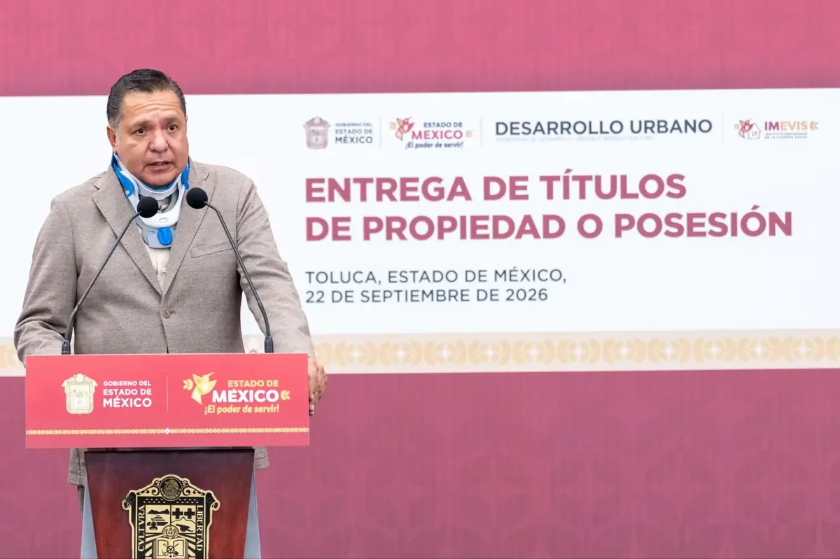 La entrega de títulos de propiedad brinda certeza jurídica a miles de familias en el Estado de México.