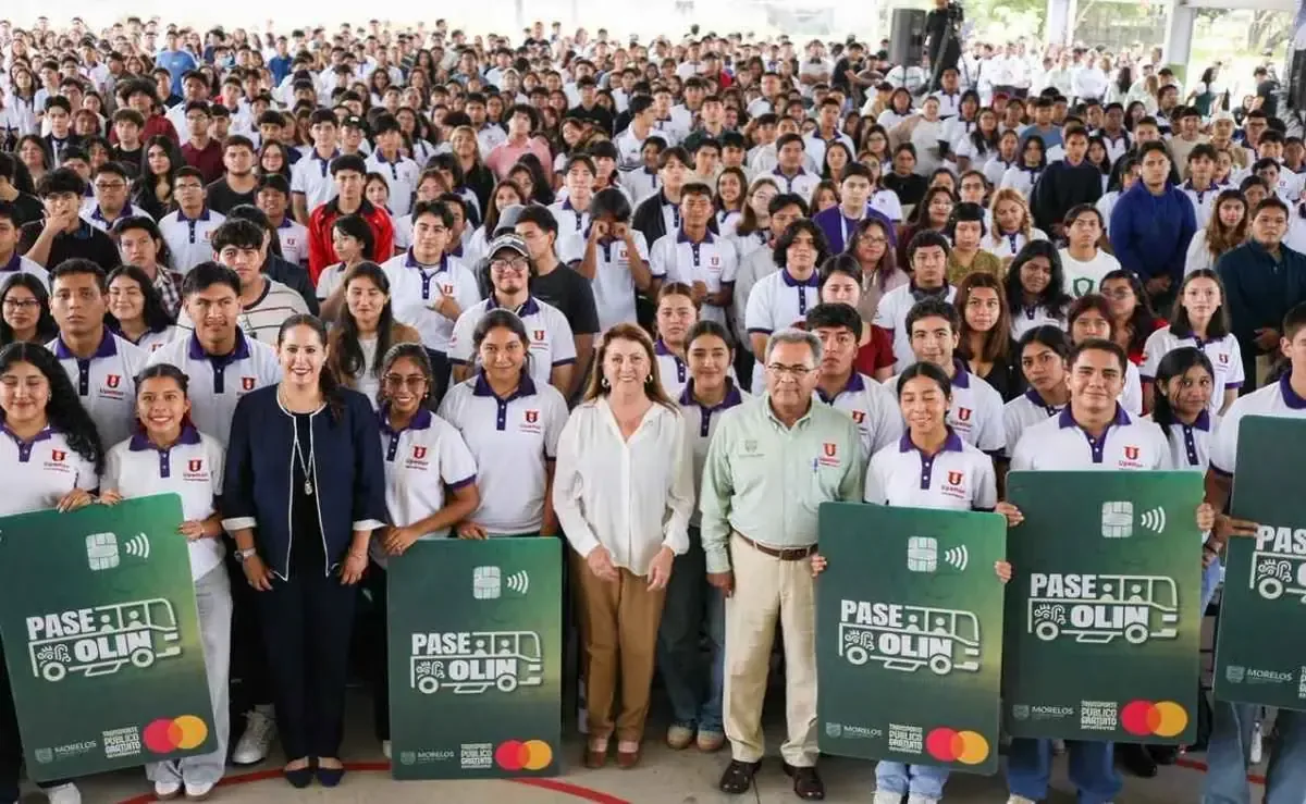 La gobernadora inicia la distribución de tarjetas del programa Pase Olin para apoyo a estudiantes.