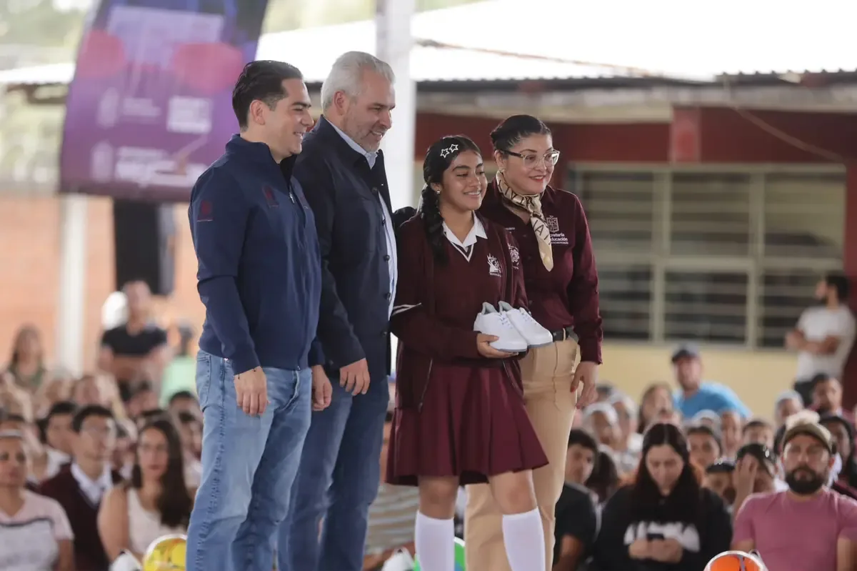 La entrega de tenis busca fomentar la educación y evitar el abandono escolar en el estado.