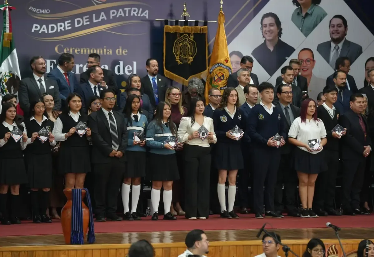 El galardón resalta el esfuerzo académico y la responsabilidad social de los galardonados.