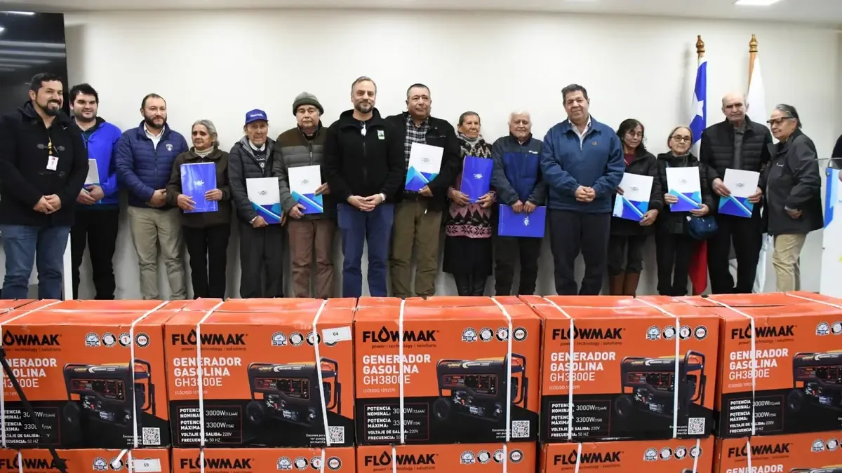 La entrega de generadores busca asegurar el acceso a agua y luz en zonas rurales durante emergencias.