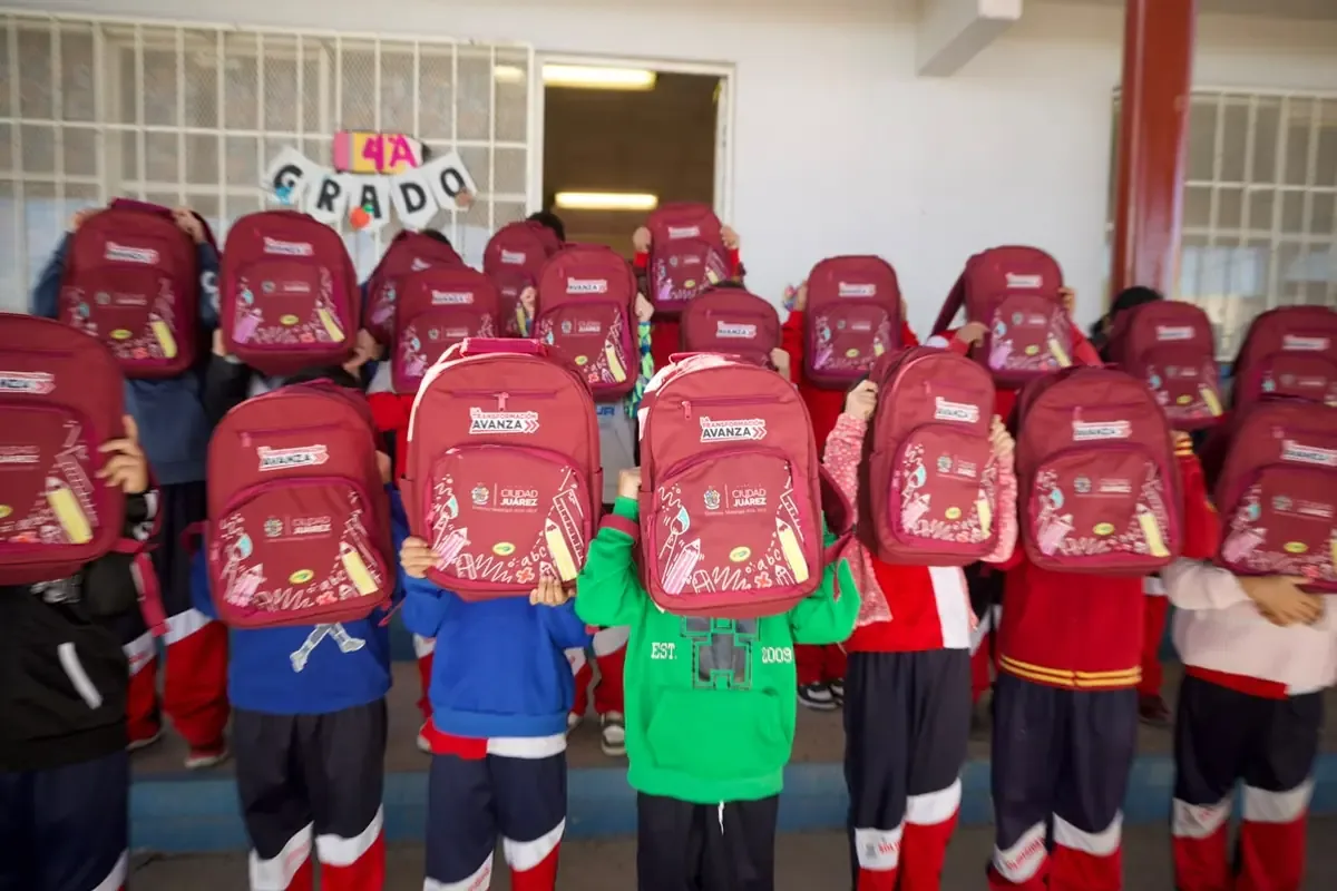 La entrega de materiales busca apoyar la educación y economía de familias del municipio.