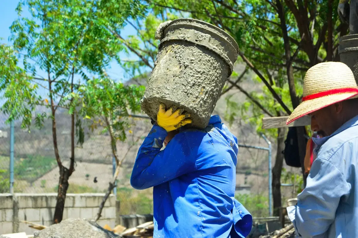 La entrega de tinacos busca mejorar la calidad de vida de las familias en zonas prioritarias de Tampico.