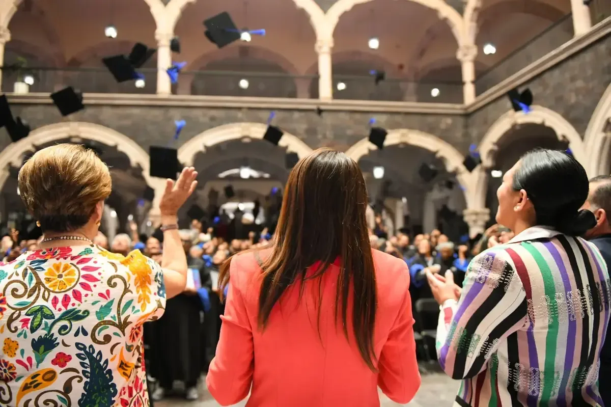 La entrega de certificados destaca la importancia de la educación continua y el compromiso de superar barreras de edad.