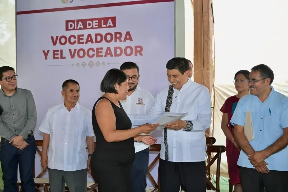 El gobierno estatal reconoce la labor de los voceadores y mejora su bienestar social.