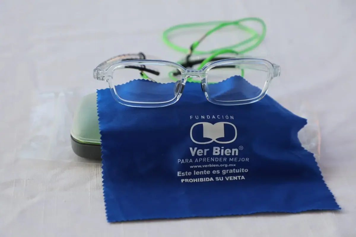 La entrega de lentes busca mejorar el rendimiento académico y la inclusión de estudiantes en comunidades rurales.