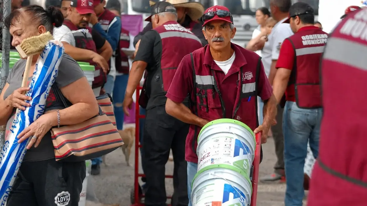 200 familias de Ciudad Juárez reciben apoyo para proteger sus hogares de condiciones climáticas adversas.