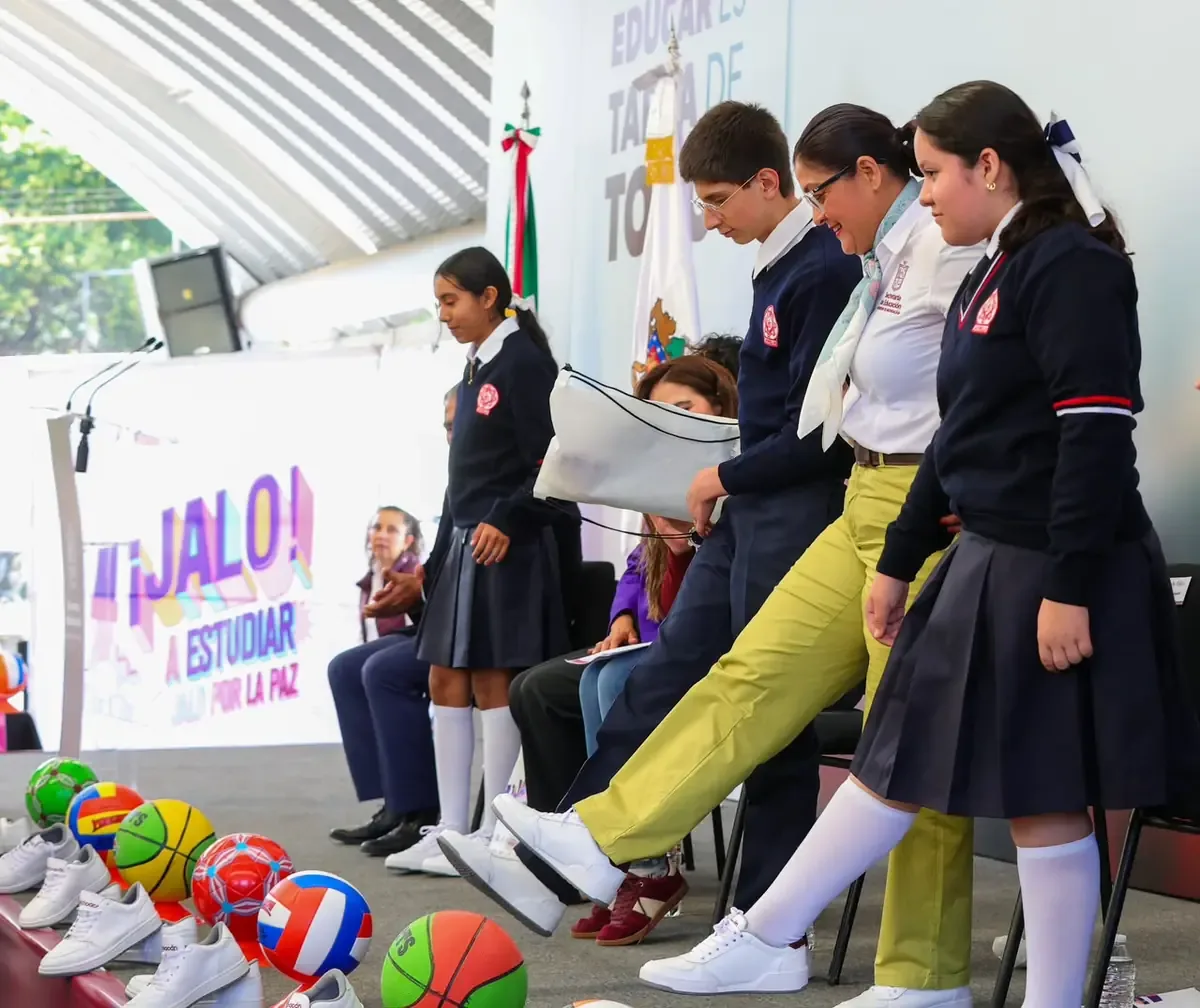 La entrega de calzado busca reducir la deserción escolar y apoyar la economía familiar.