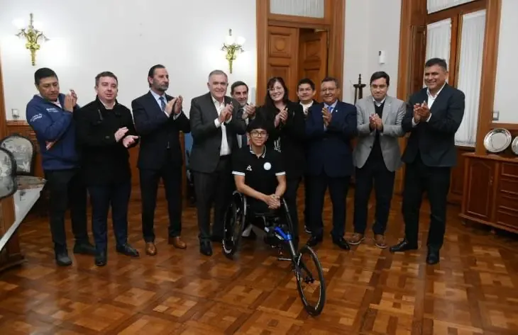 Un atleta de la Selección Argentina recibe equipamiento esencial para mejorar su rendimiento deportivo.