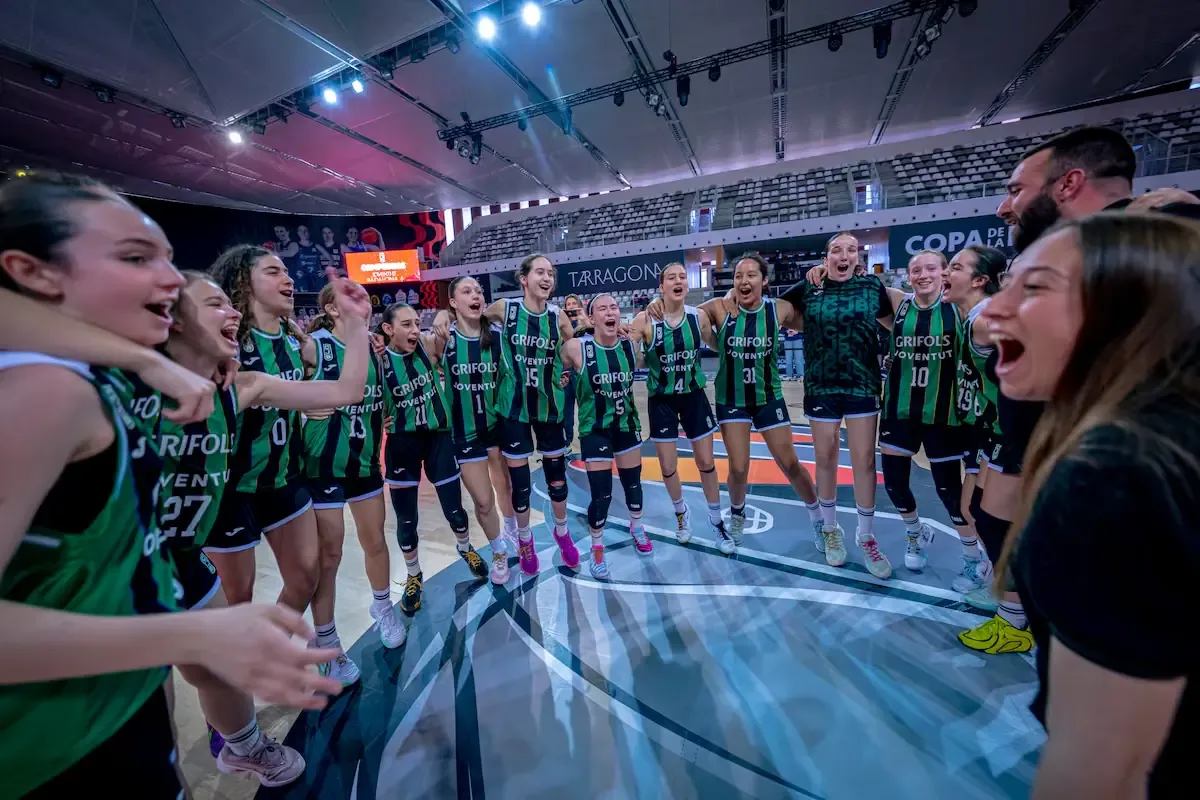 Más de 650 entrenadores formados buscan motivar a jugadoras adolescentes para que sigan en el deporte.