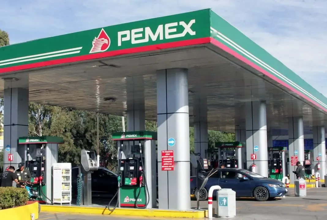 Envíos de petróleo de Pemex a Cuba generan controversia por discrepancias en cifras.