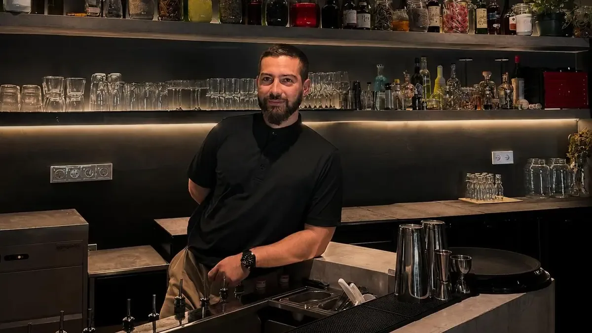El reconocido bartender cubano presenta una propuesta innovadora en el corazón de Madrid, centrada en la sostenibilidad.